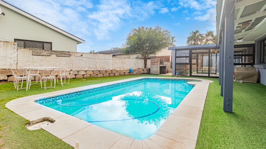 5 Bedroom Property for Sale in Sunnydale Western Cape